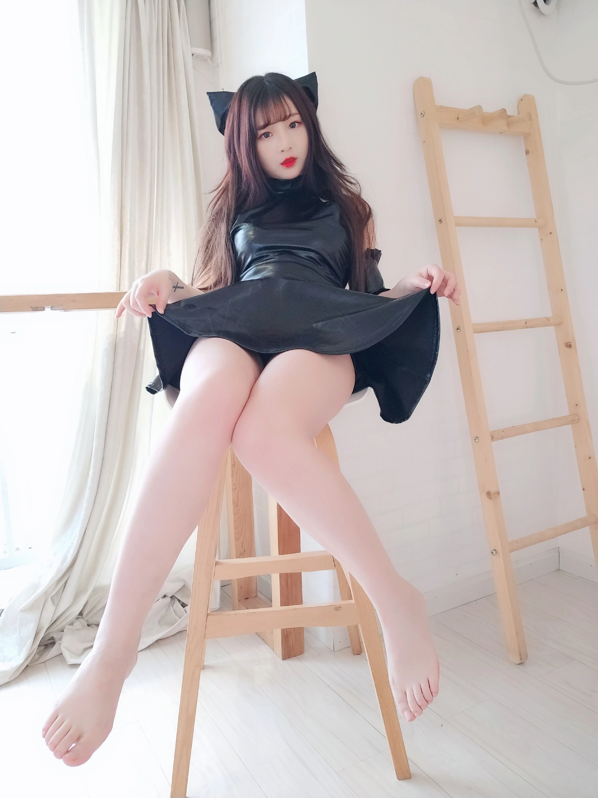 古川kagura - NO.42 黑亮连衣裙裸足 2